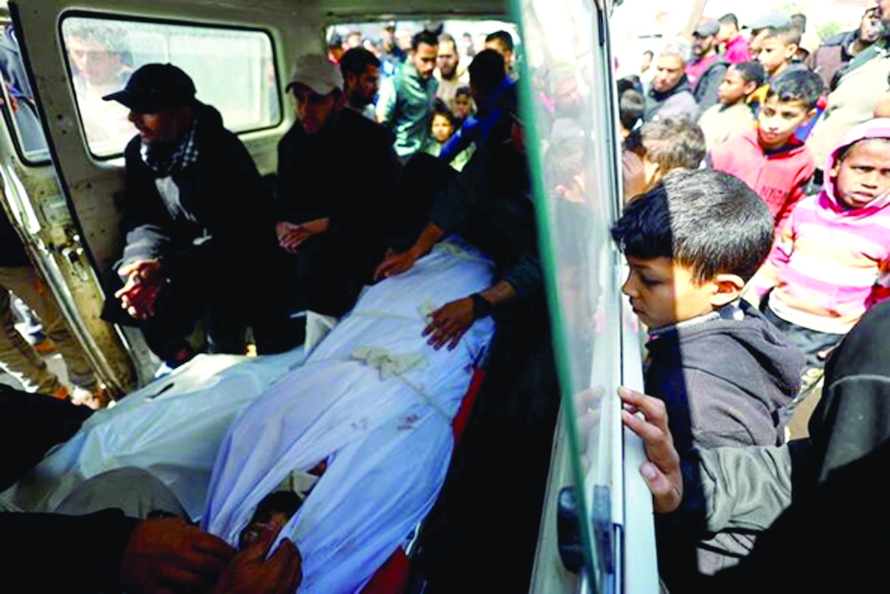 હોસ્પિટલના અધિકારીઓએ જણાવ્યું હતું કે ગાઝામાં ઇઝરાયેલી હુમલામાં ૧૨ લોકો માર્યા ગયા હતા, જેમાં ૨ બાળકો અને એક ગર્ભવતી મહિલાનો સમાવેશ થાય છે