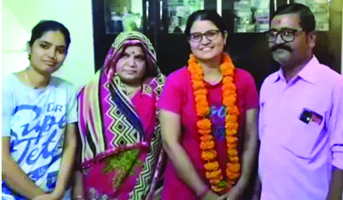 રક્ષા શર્મા રામદેવરાની પહેલી RASઅધિકારી બની, એક ટેક્સીડ્રાઇવરની પુત્રીએ પોતાની મહેનતથી સફળતાની વાર્તા લખી